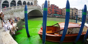Beitragsbild des Blogbeitrags Der Canal Grande in Venedig wird durch Fluorescein leuchtend grün 