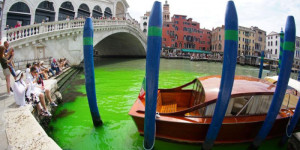 Beitragsbild des Blogbeitrags Der Canal Grande in Venedig wird durch Fluorescein leuchtend grün