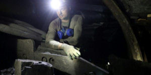 Beitragsbild des Blogbeitrags Miner, die vor der russischen Besatzung geflohen sind, schürfen Kohle in der Ukraine 