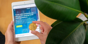 Beitragsbild des Blogbeitrags Etoro will US-Kunden den Zugang zu vier wichtigen Kryptowährungen beschränken