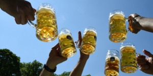 Beitragsbild des Blogbeitrags Wissenschaftler erklären, warum Erdnüsse „tanzen“, wenn sie in Bier fallen