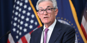Beitragsbild des Blogbeitrags Die Fed pausiert die Zinserhöhungen, signalisiert jedoch eine weitere Straffung