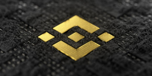 Beitragsbild des Blogbeitrags Binance Coin (BNB) widersetzt sich dem regulatorischen Druck und hält die 220-Dollar-Unterstützung 