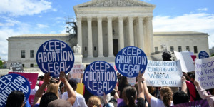 Beitragsbild des Blogbeitrags Die USA sind ein Jahr nach dem Abtreibungsurteil des Obersten Gerichtshofs ein gespaltenes Land 