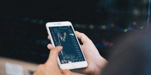 Beitragsbild des Blogbeitrags Preisaussichten für Polygon und Cardano, da Robinhood Token aus der Liste nimmt