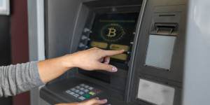 Beitragsbild des Blogbeitrags Der größte Krypto-Geldautomatenbetreiber Bitcoin Depot debütiert nach der SPAC-Fusion an der Nasdaq 
