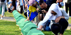 Beitragsbild des Blogbeitrags Tausende trauern um die Opfer von Srebrenica, während die Spannungen in Bosnien zunehmen 