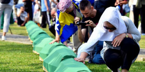 Beitragsbild des Blogbeitrags Tausende trauern um die Opfer von Srebrenica, während die Spannungen in Bosnien zunehmen