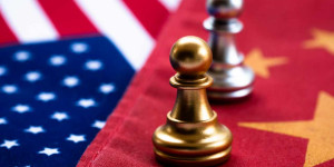 Beitragsbild des Blogbeitrags JPMorgan warnt vor Risiken für die Dollar-Dominanz durch politische Instabilität und US-China-Spannungen.