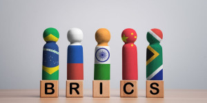 Beitragsbild des Blogbeitrags Stärkere Bindungen zu BRICS dürfen Beziehungen zum Westen nicht gefährden – südafrikanischer Wirtschaftsverbandsleiter 
