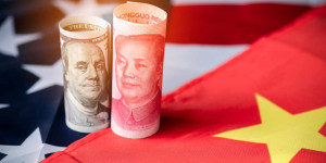 Beitragsbild des Blogbeitrags Ehemaliger Zentralbanker erörtert Möglichkeiten für chinesischen Yuan, um mit dem US-Dollar gleichzuziehen. 