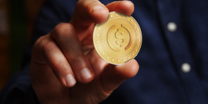 Beitragsbild des Blogbeitrags US-Ausschuss für Finanzdienstleistungen des Repräsentantenhauses verabschiedet Gesetzgebung zu Stablecoins nach turbulenten Debatten.