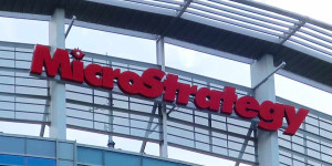 Beitragsbild des Blogbeitrags Microstrategy erhöht Bitcoin-Bestände auf 152.800 BTC und plant weitere Käufe mit 750 Millionen Dollar aus Aktienverkäufen.