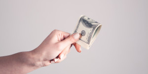 Beitragsbild des Blogbeitrags Curve Finance Exploiter gibt nach strenger Warnung des Protokolls 61.000 ETH zurück