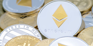 Beitragsbild des Blogbeitrags Der NFP-Bericht vom Juli war für den US-Dollar eher bärisch als optimistisch. Ethereum scheitert weiterhin an der 2.000-Dollar-Marke, aber die Reihe höherer Tiefststände bleibt intakt.