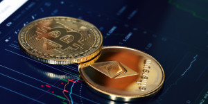 Beitragsbild des Blogbeitrags Valkyrie enthüllt doppelläufigen Ansatz zur Einführung eines Ethereum ETF neben einem Bitcoin-ETF