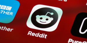 Beitragsbild des Blogbeitrags Händler, der 10 Millionen US-Dollar gegen LUNA gewettet hat, lädt Reddits Moons auf