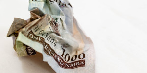 Beitragsbild des Blogbeitrags Nigerianische Währung auf neuem Tiefstand, Zentralbank sagt Naira ist unterbewertet. 