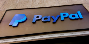 Beitragsbild des Blogbeitrags PayPal pausiert Kryptowährungs-Käufe im Vereinigten Königreich aufgrund regulatorischer Änderungen; Wiederaufnahme ab Anfang 2024 zugesichert. 