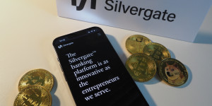 Beitragsbild des Blogbeitrags Führungskräfte der kryptofreundlichen Bank Silvergate treten zurück, während die Klagen und die Liquidation weitergehen 