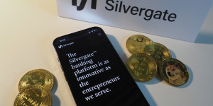 Beitragsbild des Blogbeitrags Führungskräfte der kryptofreundlichen Bank Silvergate treten zurück, während die Klagen und die Liquidation weitergehen