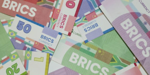 Beitragsbild des Blogbeitrags BRICS besprechen alternative Währung zur Aufwertung des Dollar, sagt russischer Finanzminister. 