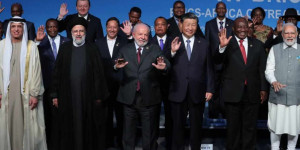 Beitragsbild des Blogbeitrags BRICS lädt 6 Länder ein, darunter Saudi-Arabien, VAE und Iran 