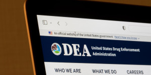 Beitragsbild des Blogbeitrags DEA hereingelegt: Wie ein schlauer Kryptobetrüger die Behörde austrickste und mit 55.000$ entkam.