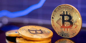 Beitragsbild des Blogbeitrags Bitcoin, Ethereum Technische Analyse: BTC konsolidiert sich vor einer entscheidenden Woche für US-Wirtschaftsanzeigen 