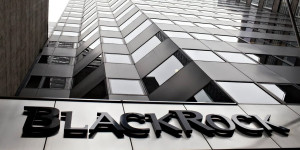 Beitragsbild des Blogbeitrags Wahr oder Falsch? Theorien über Blackrocks angeblichen Bitcoin-Kaufrausch in den sozialen Medien.