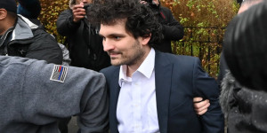 Beitragsbild des Blogbeitrags Crypto-Magnat Bankman-Fried beantragt Haftentlassung wegen Vorbereitung auf den Prozess und Beschwerden über den Laptop.