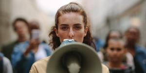 Beitragsbild des Blogbeitrags Umweltschützer protestieren gegen Erneuerung einer Kryptomining-Anlage in New York aufgrund von Klimabedenken.