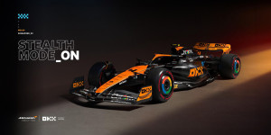 Beitragsbild des Blogbeitrags OKX schaltet den McLaren MCL60-Rennwagen für den Großen Preis von Singapur in den Stealth-Modus 