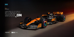 Beitragsbild des Blogbeitrags OKX schaltet den McLaren MCL60-Rennwagen für den Großen Preis von Singapur in den Stealth-Modus