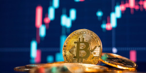 Beitragsbild des Blogbeitrags Bitcoin könnte auf 27.000 US-Dollar steigen, da sich der Vorverkauf von Chancer 2 Millionen US-Dollar nähert