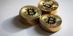 Beitragsbild des Blogbeitrags Krypto-Fondsströme: Millionen verlassen Bitcoin, aber diese drei Münzen behaupten sich 