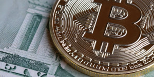 Beitragsbild des Blogbeitrags Bitcoin, Ethereum: Kryptomarkt konsolidiert Gewinne vor FOMC Entscheidung 