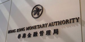 Beitragsbild des Blogbeitrags Hongkonger Regulierungsbehörde stellt fest, dass Kryptofirmen, die vorgeben, Banken zu sein, gegen das Bankengesetz verstoßen. 