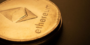 Beitragsbild des Blogbeitrags Ethereum Wale sind von den Preisen unbeeindruckt, ziehen ETH im Wert von 8,1 Millionen US-Dollar von Binance ab und kaufen NFTs
