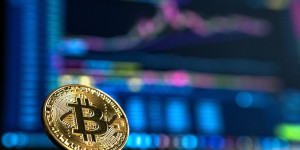 Beitragsbild des Blogbeitrags Die versteckte Bedrohung durch Bitcoin? Miner An Börsen gesendete Einnahmen steigen um über 300 % 