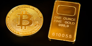 Beitragsbild des Blogbeitrags Gold fällt auf den tiefsten Stand seit neun Monaten, während Bitcoin steigt, während die Fed eine hawkische Haltung einnimmt. 
