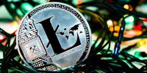 Beitragsbild des Blogbeitrags Der Preis von Litecoin halbierte sich in weniger als drei Monaten.  Trotz der Bildung eines kleinen Kopf-Schulter-Musters ist es riskant, bei einem Rückgang zu kaufen. 