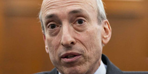 Beitragsbild des Blogbeitrags Gary Gensler erklärt, warum die SEC eine prozessintensive Strategie zur Regulierung von Kryptowährungen verfolgt.