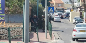 Beitragsbild des Blogbeitrags Terroristen beschlagnahmen Haus in Ofakim, Verhandlungen über Geiseln laufen – Verteidigungsnachrichten 