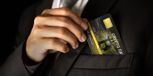 Beitragsbild des Blogbeitrags Crypto Cards immer noch als Option zum Ausgeben von digitalem Geld in einer Fiat-Umgebung 