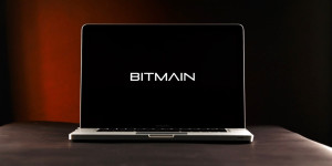 Beitragsbild des Blogbeitrags Bitmain stoppt Mitarbeitergehälter aufgrund finanzieller Probleme, laut Bericht. 