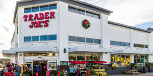 Beitragsbild des Blogbeitrags US-Supermarkt-Kette Trader Joes verklagt dezentrale Börse Trader Joe wegen Markenverletzung.