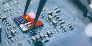 Beitragsbild des Blogbeitrags USA erwägen strengere Beschränkungen für den Versand von KI-Chips an chinesische Unternehmen, laut Bericht. 
