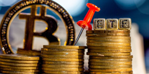 Beitragsbild des Blogbeitrags Bitcoin und Ethereum technische Analyse: BTC steigt, da SEC-Chef Gensler sagt, dass rund 10 ETFs derzeit geprüft werden.