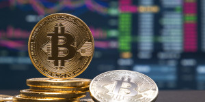 Beitragsbild des Blogbeitrags Bitcoin-Kritiker protestieren gegen Spot-ETF-Hype und prognostizieren geringe institutionelle Investitionen 